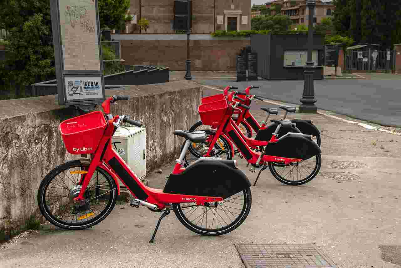 Uber, migliaia di e-bike in discarica: la protesta degli ex dipendenti