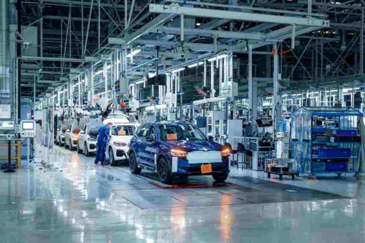 BMW iX3, la prima elettrica del marchio: avviata la produzione