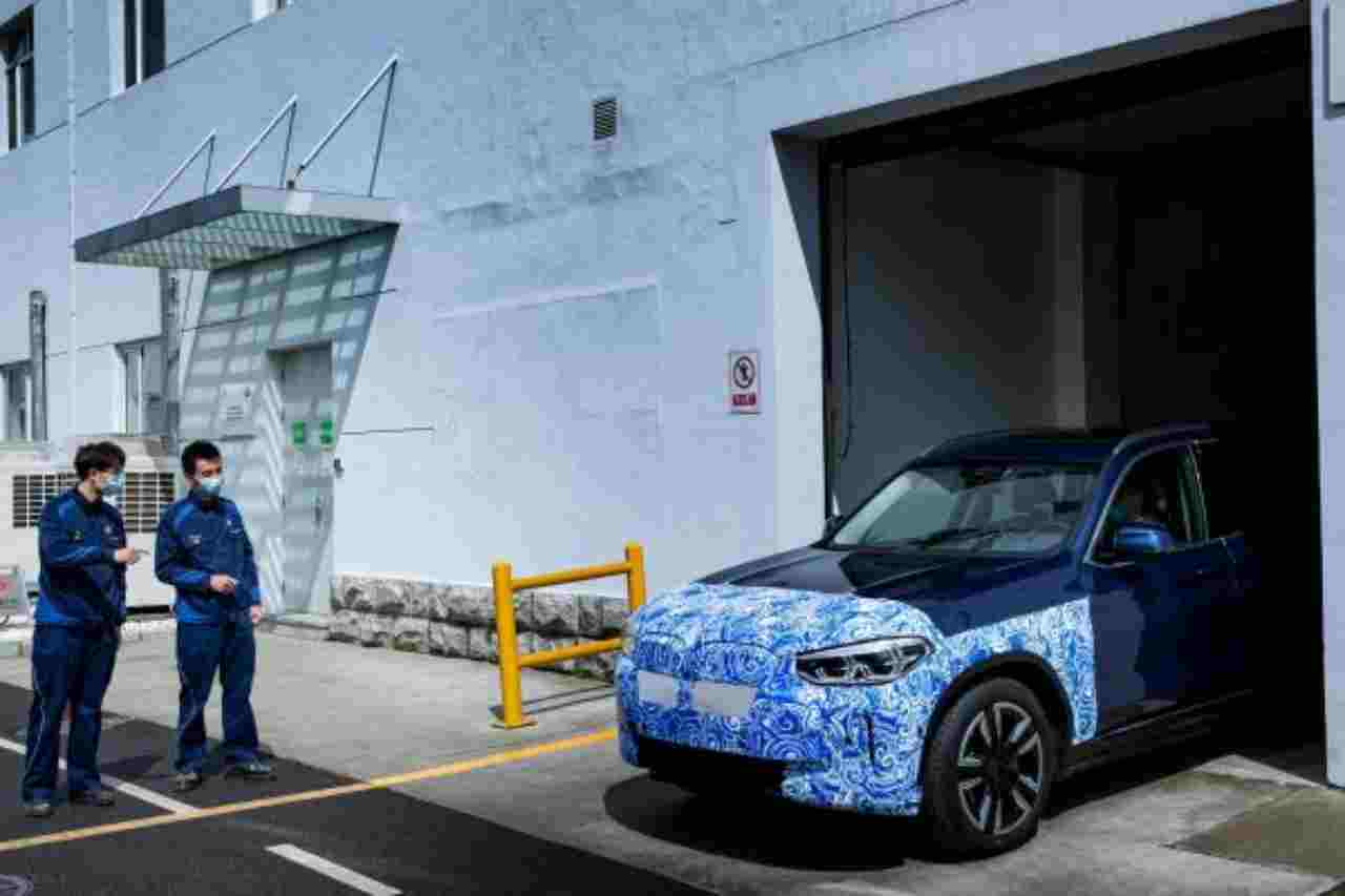 BMW iX3, completati i test: i tempi per la consegna