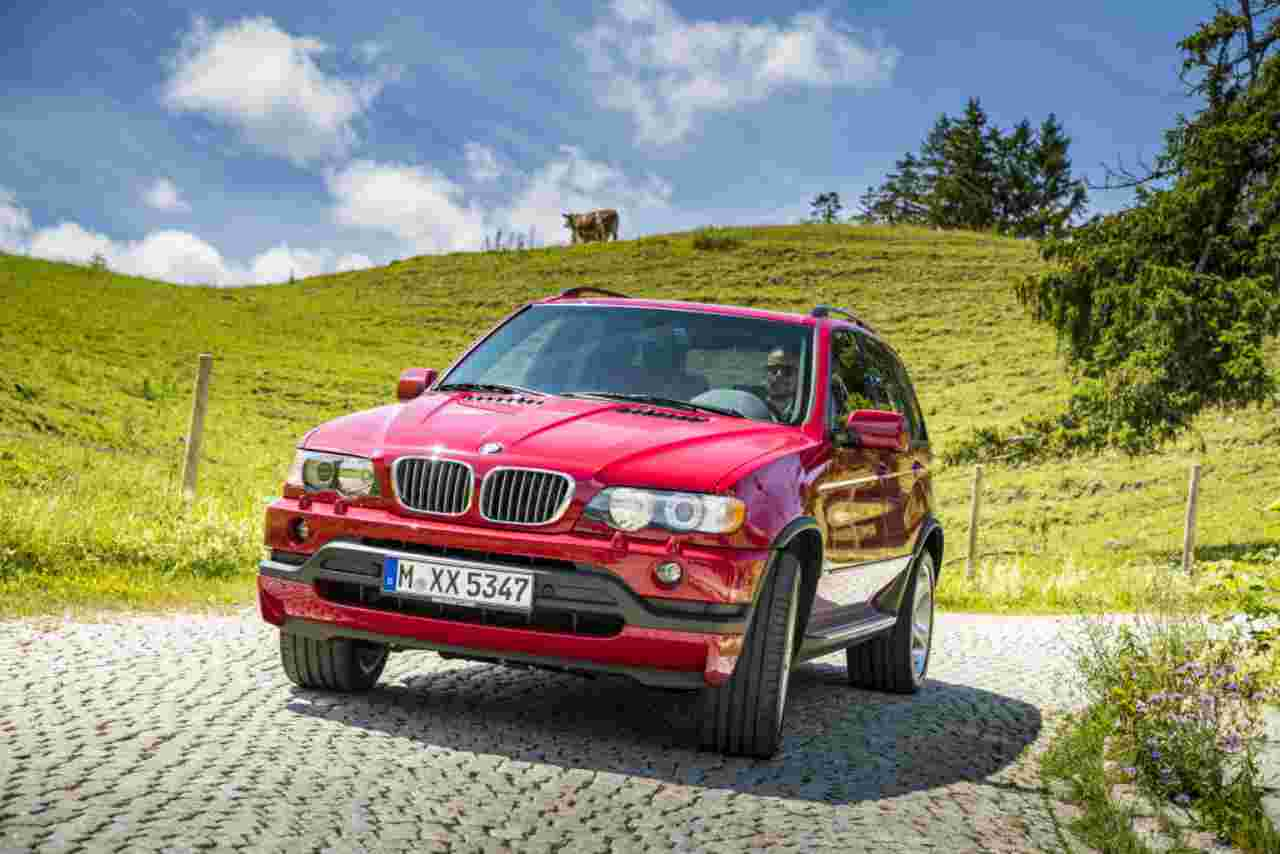 BMW X5, il progetto del SUV tedesco è nato in aereo - Video