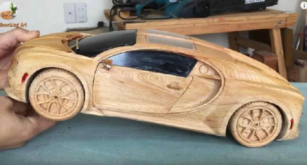 Bugatti e Ferrari, come nascono gli artistici modellini in legno - Video