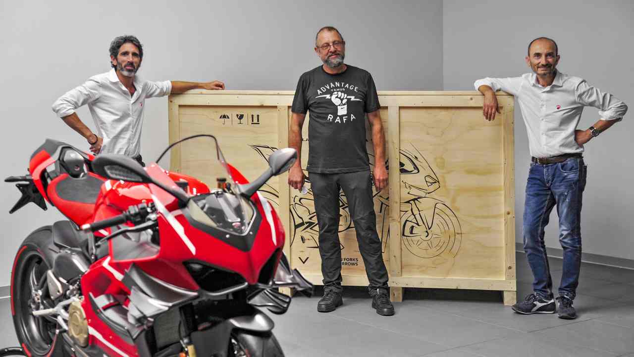 Ducati Superleggera V4, la consegna
