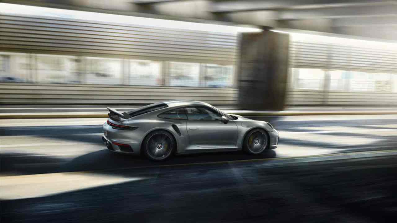Porsche 911 Turbo S, test di velocità senza limiti - Video