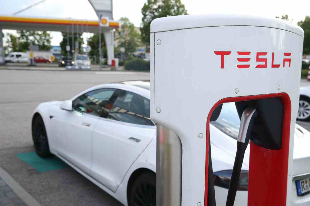 Tesla, la ricerca sulle super batterie: cosa si sa del progetto Roadrunner