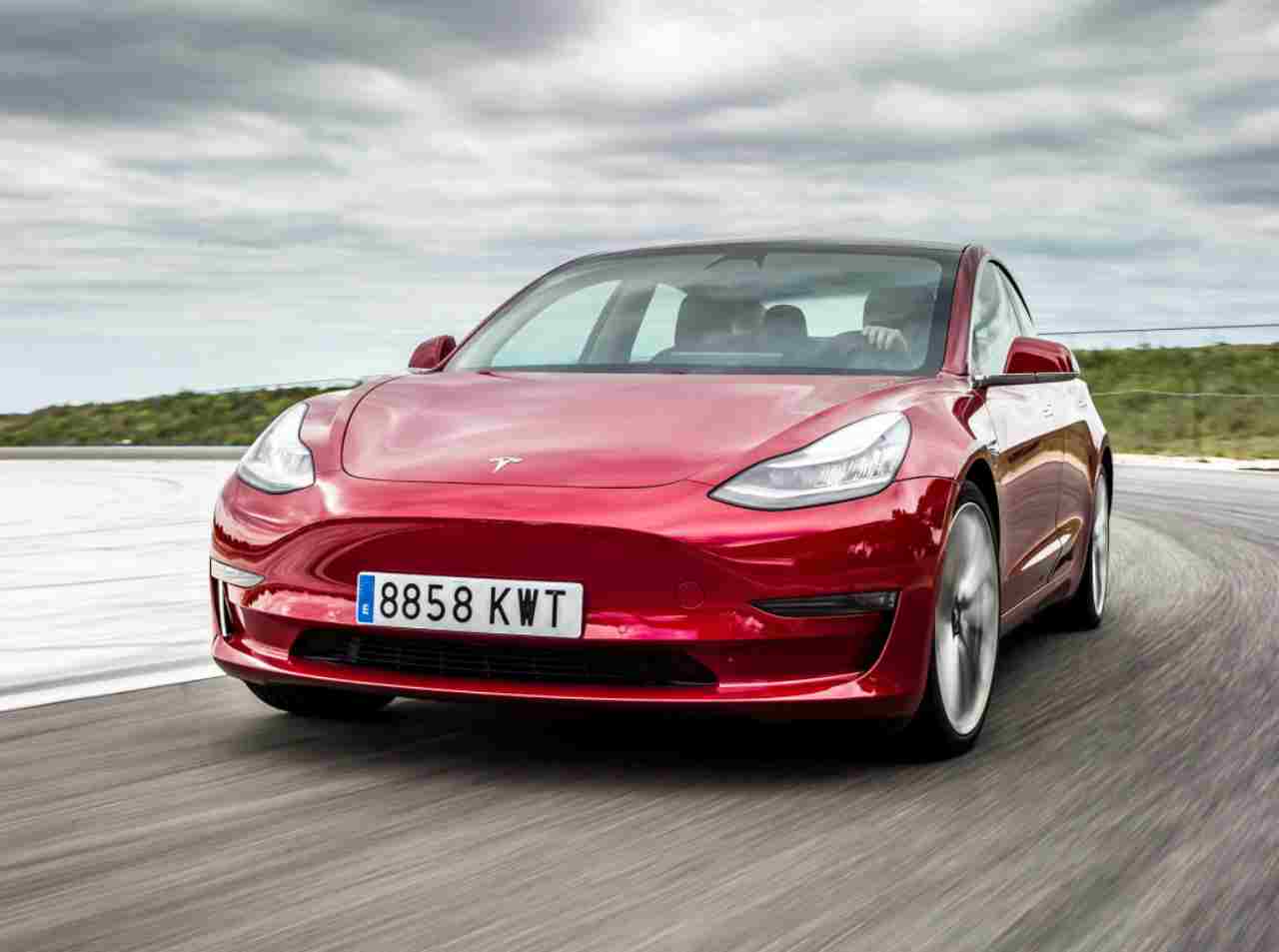 Tesla Model 3 contro Porsche Taycan, la sfida di velocità - Video
