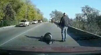 Ambulanza perde paziente in corsa, l’incredibile video dall’Ucraina
