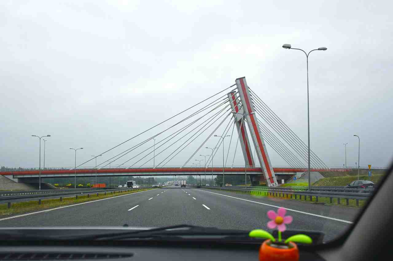 Tir sospeso sul viadotto, il video dello spettacolare salvataggio