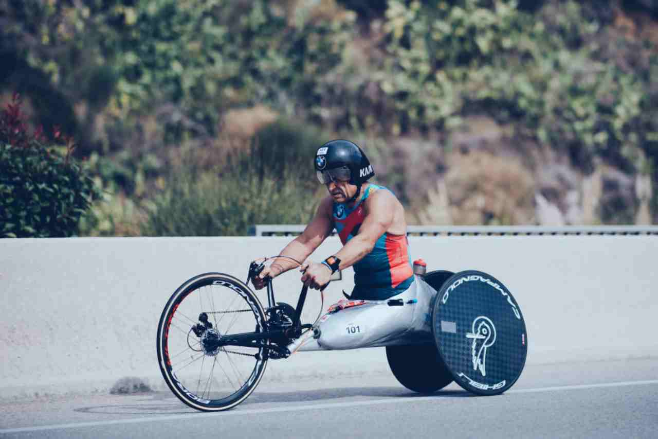 Zanardi, l'handbike riversa a bordo strada dopo l'incidente - Video