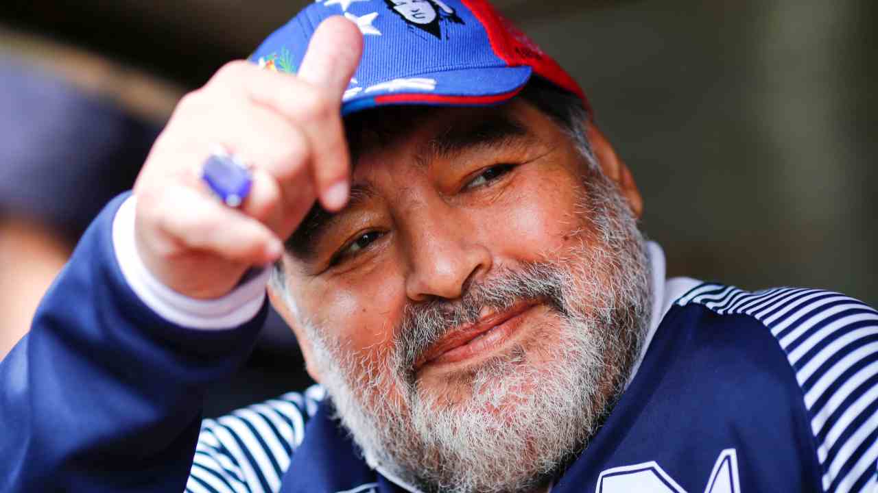 Maradona sopra le righe: auto modificata con sirene della polizia