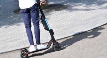 Monopattini elettrici, corse illegali sugli Champs-Elysées: il video da Parigi
