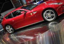 Ferrari FF impantanata a Londra: l'acqua affonda la rossa