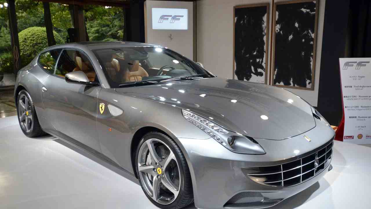 Ferrari FF impantanata a Londra: l'acqua affonda la rossa