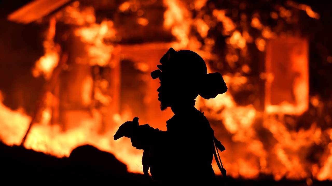 Egitto, esplode condotta carburante: incendio distrugge decine di Auto