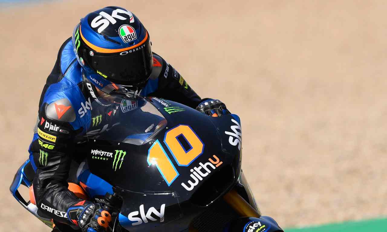 Moto2 GP Andalusia, Marini e Bezzecchi: goffa caduta dopo il traguardo - Video