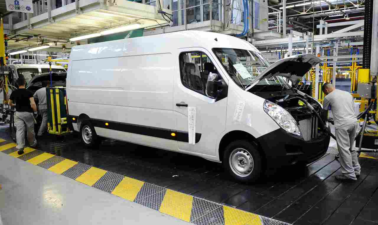 Renault Master, il furgone diventa elettrico: le caratteristiche