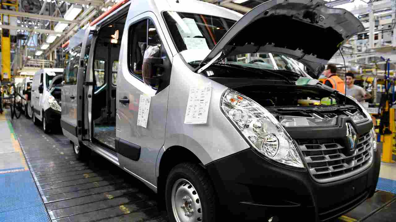 Renault Master, il furgone diventa elettrico: le caratteristiche