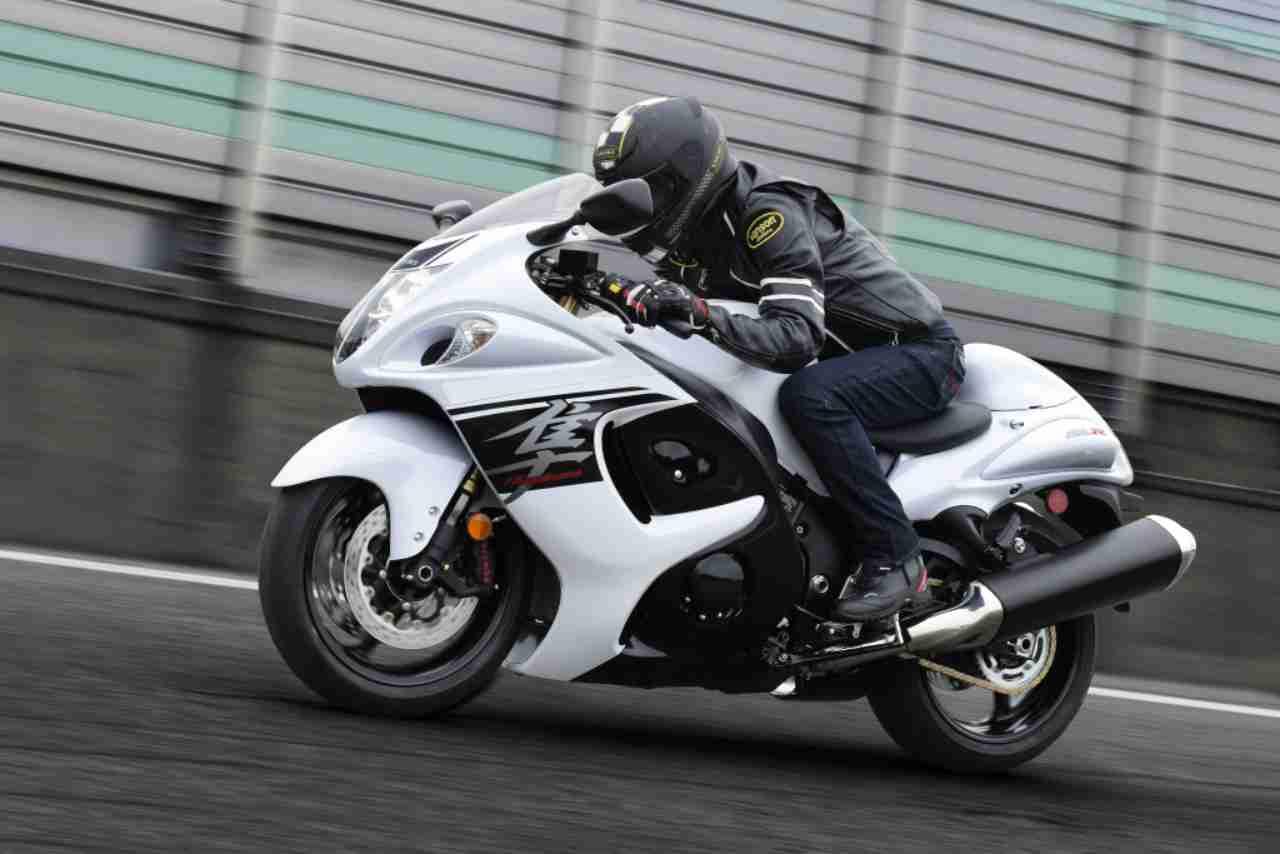 Suzuki Hayabusa, la moto elettrica con più sprint di una Bugatti - Video