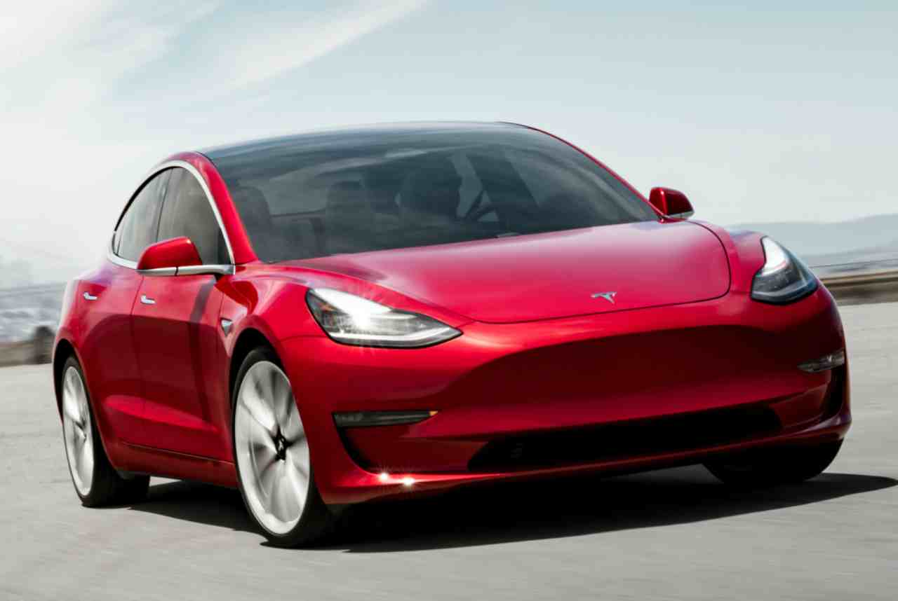 Tesla Model 3, tenta di mettere benzina nell'auto elettrica: il video