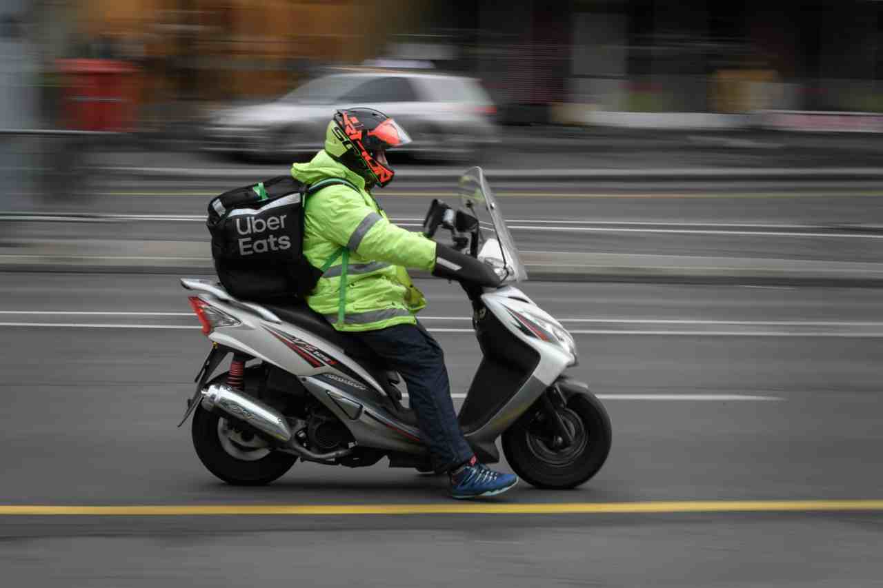 Uber, avviata una causa in Olanda: cosa chiedono i rider