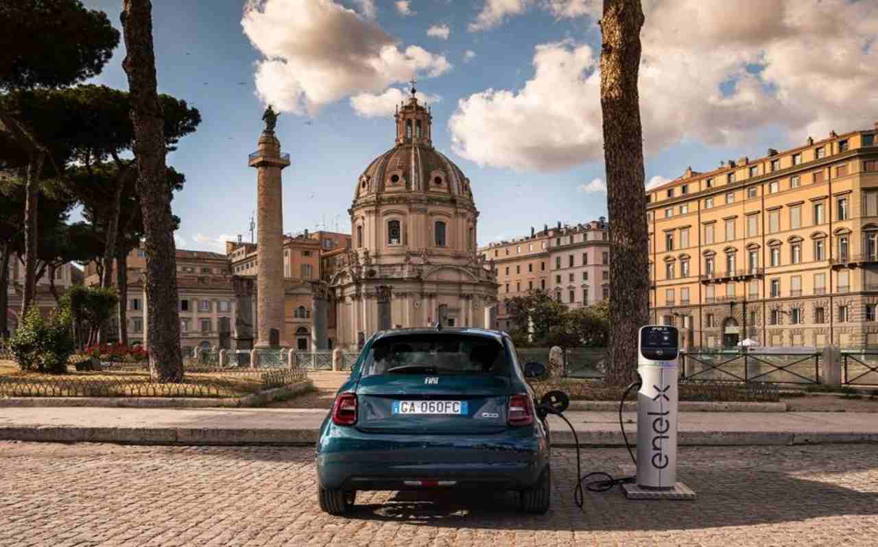  FIAT 500 Elettrica, il confronto con la VW ID.3: dati, versioni, prezzi