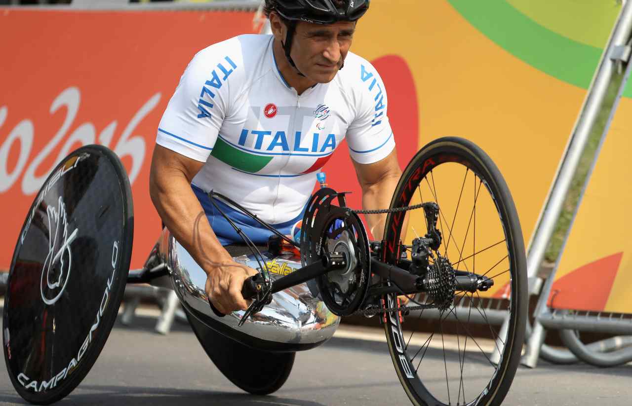 Alex Zanardi, le condizioni migliorano: l’ultimo bollettino dal San Raffaele