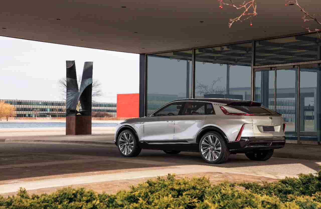 Cadillac Lyriq, General Motors lancia la prima elettrica per sfidare Tesla