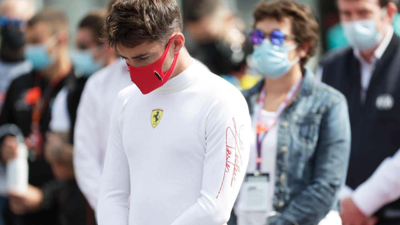 GP Belgio, Leclerc impreca via radio al pit stop: le scuse alla Ferrari