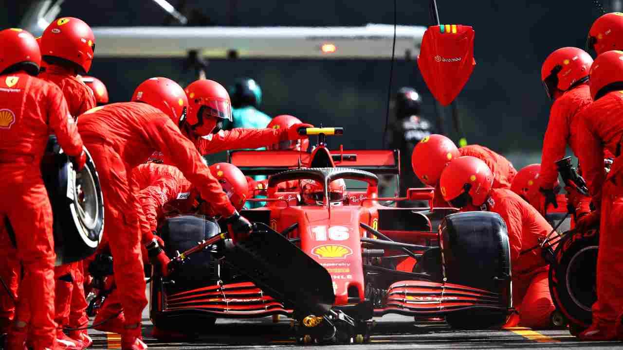 GP Belgio, Leclerc impreca via radio al pit stop: le scuse alla Ferrari