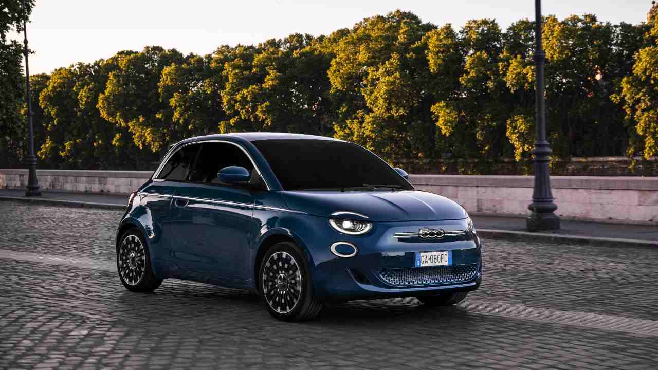  FIAT 500 Elettrica, il confronto con la VW ID.3: dati, versioni, prezzi