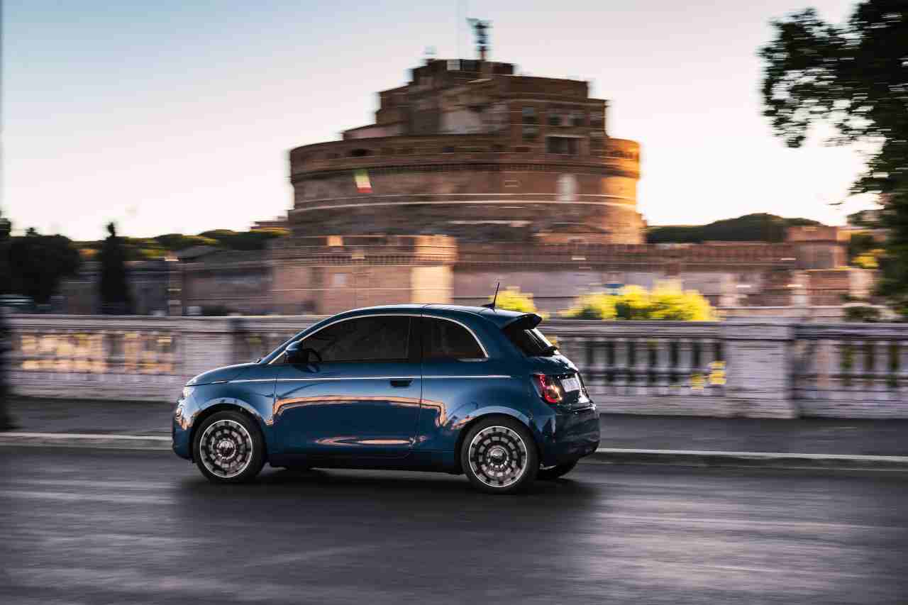 Fiat 500 elettrica berlina, il silenzio è la musica del futuro - Video