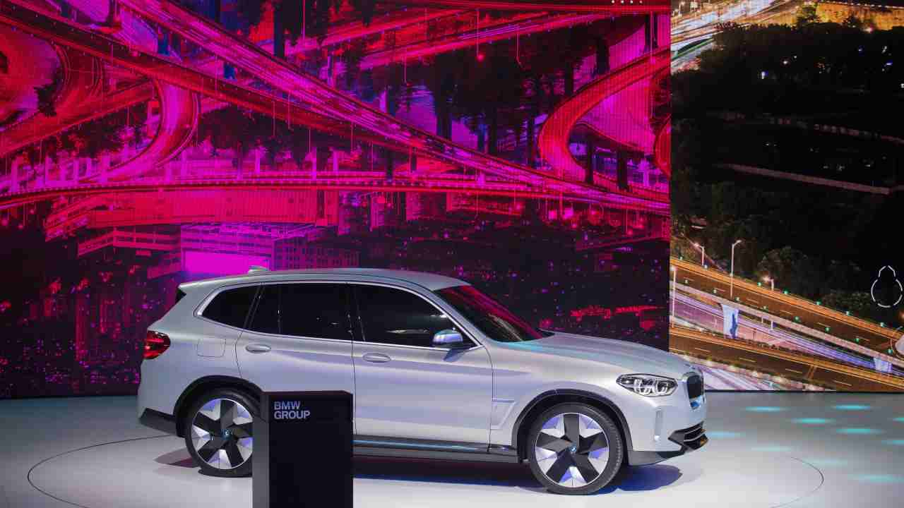 BMW iX3: il suv green che promette 400 km di autonomia