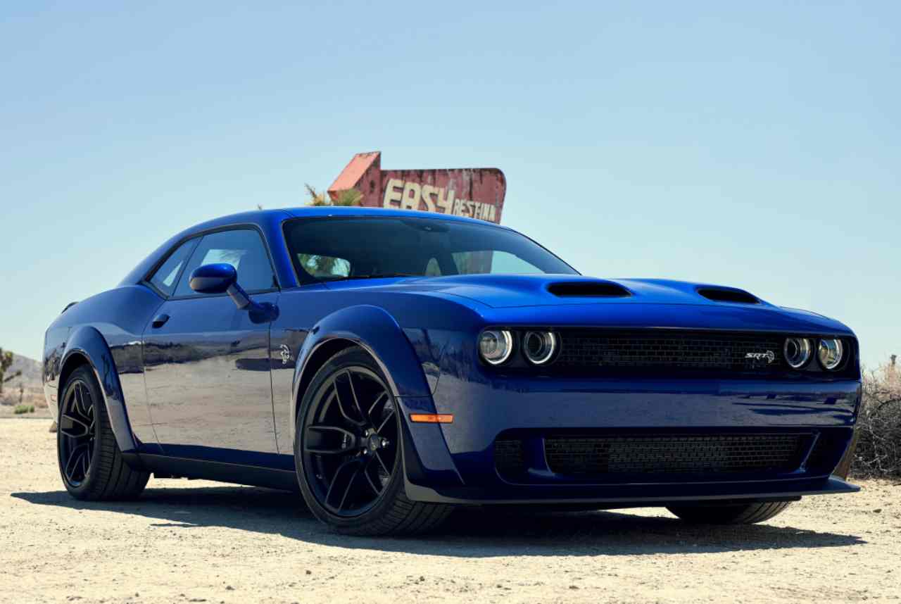 Dodge Challenger SRT contro Nissan GT-R: il video della drag race