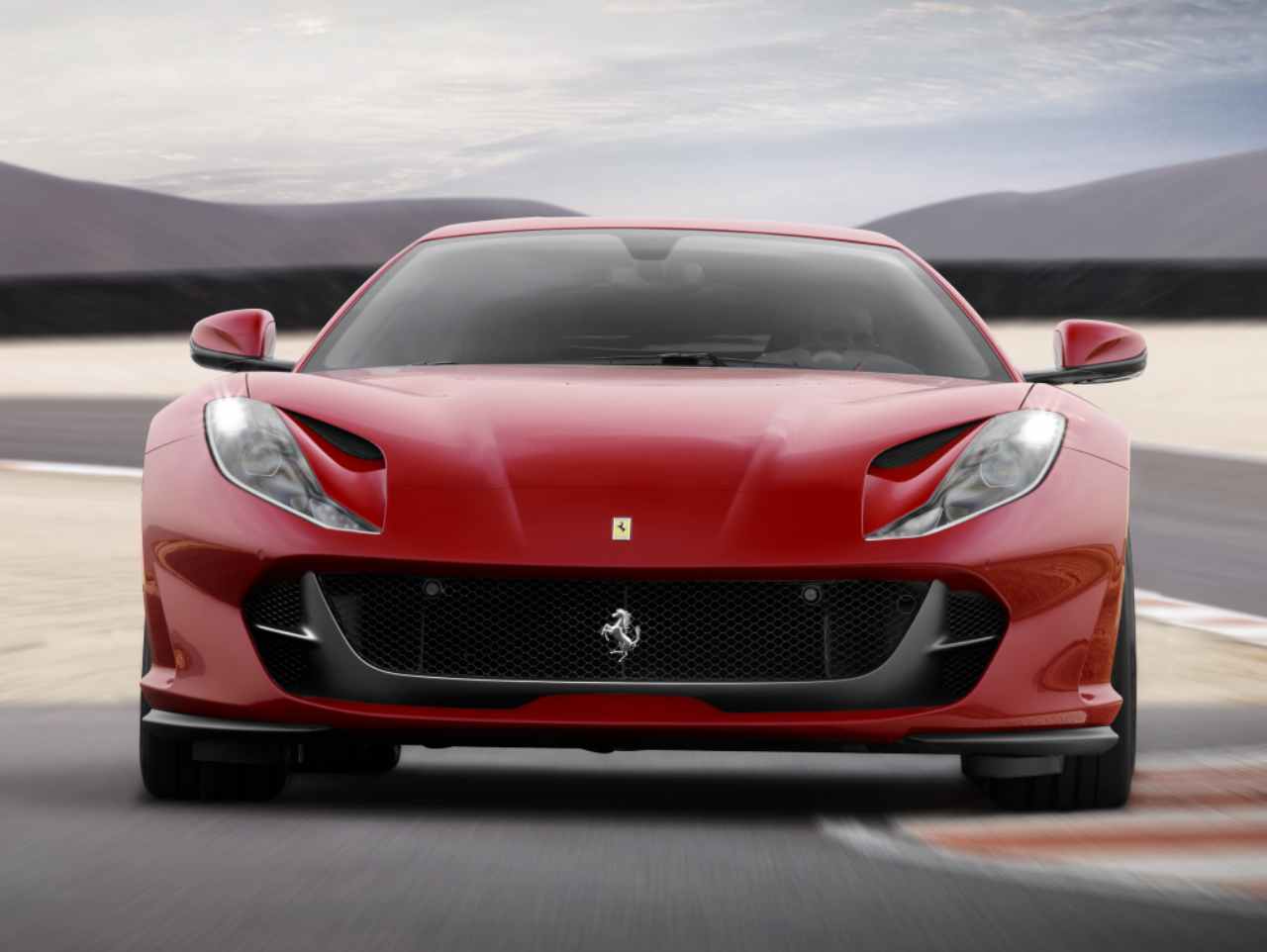 Ferrari 812 Superfast contro Lamborghini Evo: la sfida con un aereo - Video