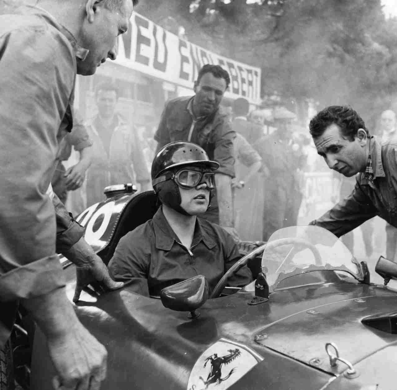 Mike Hawthorne al volante della Ferrari