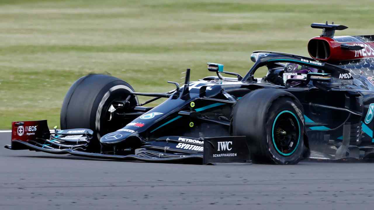 F1 GP Silverstone, Hamilton trionfa con una ruota bucata - Video