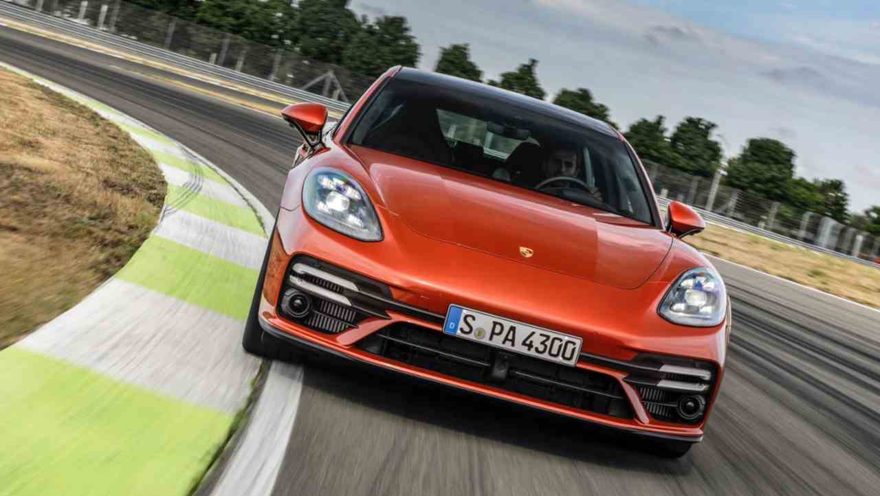 Porsche Panamera: velocità, motore e optional della versione 2021 - Foto