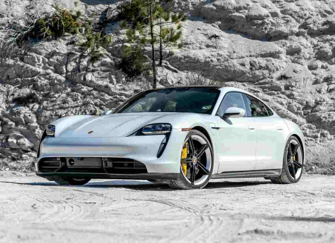 Porsche Taycan Turbo S, nuovi colori e funzioni di ricarica