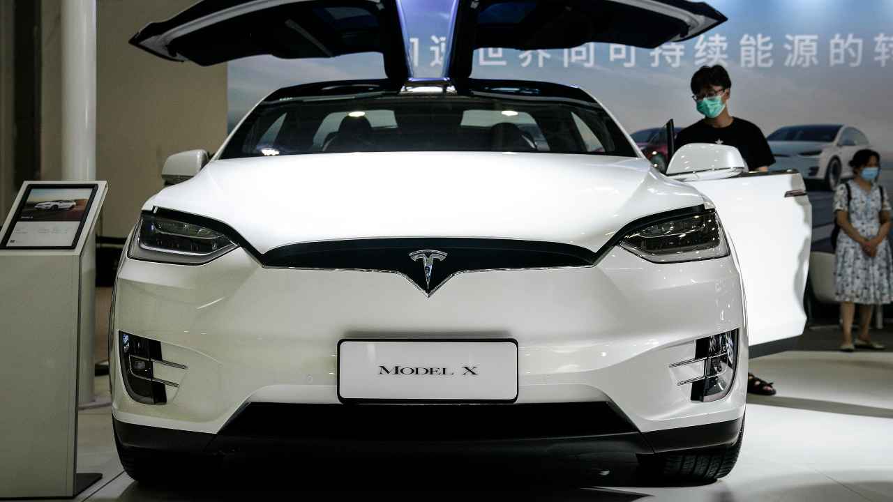 Tesla, Elon Musk pronto a lanciare nuova versione di Autopilot