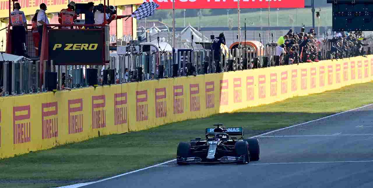 F1 GP Mugello, Hamilton si gode il trionfo: "Gara durissima, pista fenomenale"