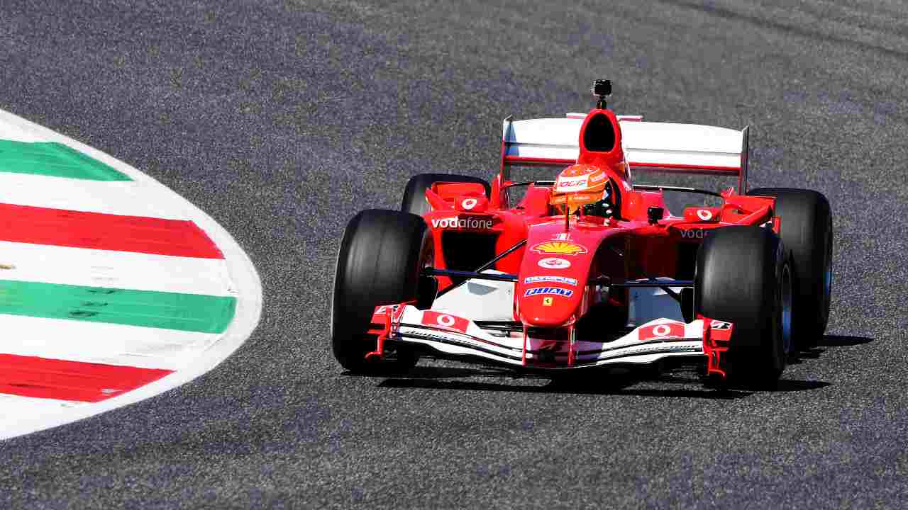 Mick Schumacher con la Ferrari al Mugello: le foto con la F2004 del padre