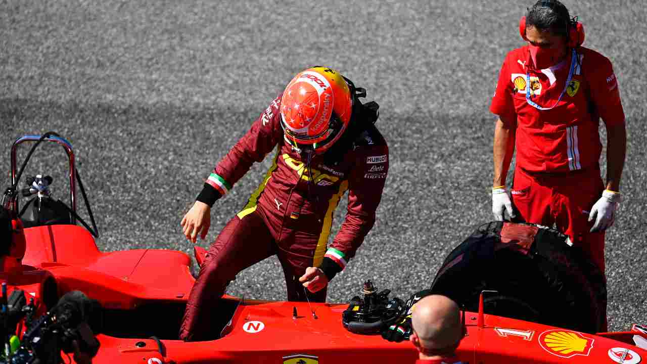 Mick Schumacher con la Ferrari al Mugello: le foto con la F2004 del padre
