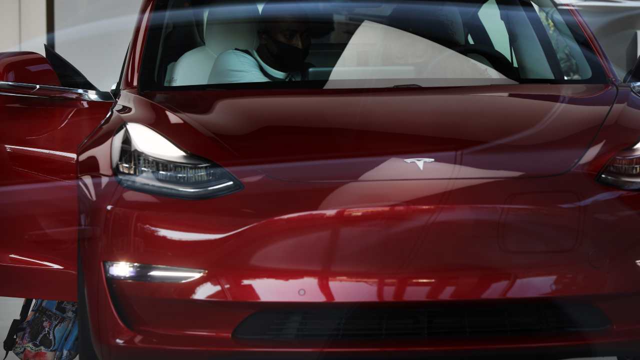 Tesla, un super impianto di ricarica in California: il progetto di Musk