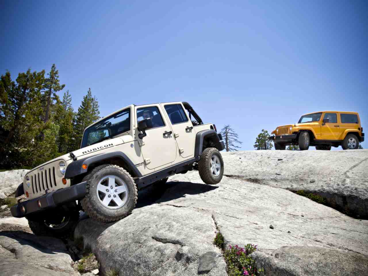 Jeep Wrangler sospesa su uno strapiombo: come ci è arrivata