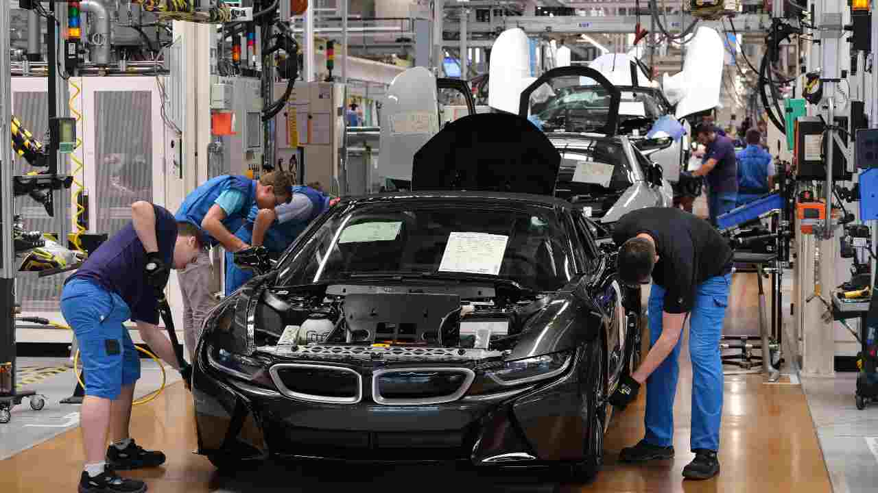 BMW, accelerata per auto elettriche e ibride: i piani per il 2025