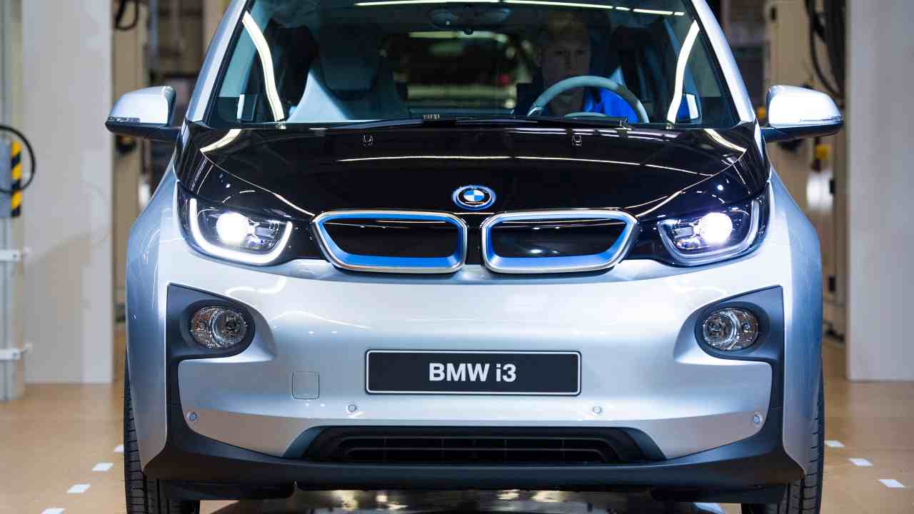 BMW, accelerata per auto elettriche e ibride: i piani per il 2025