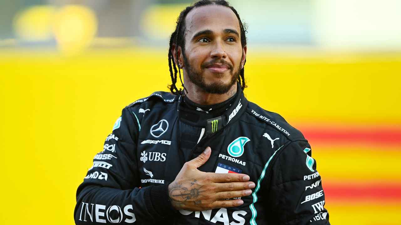 Lewis Hamilton rivela che Auto guida su strada: è un'elettrica Mercedes