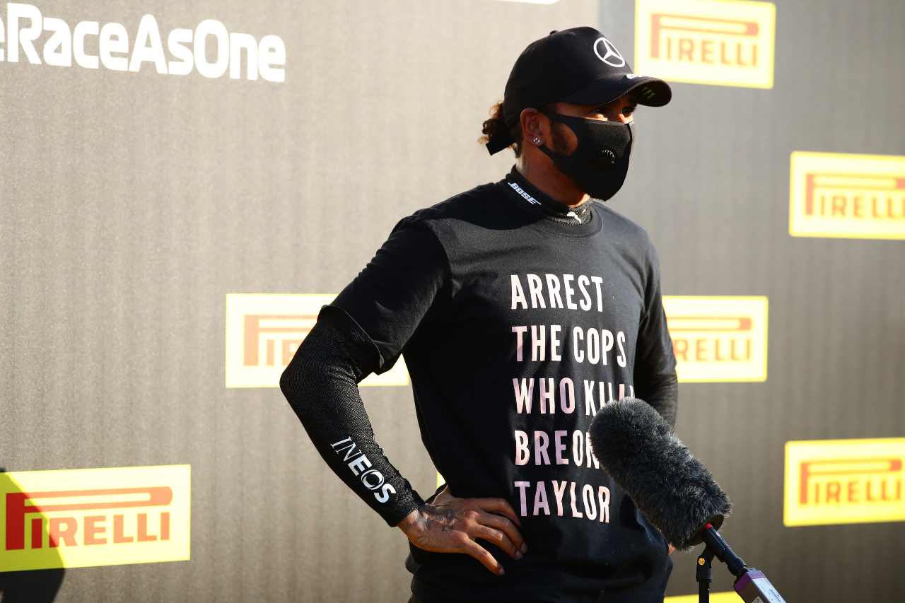 Hamilton maglia contro poliziotti