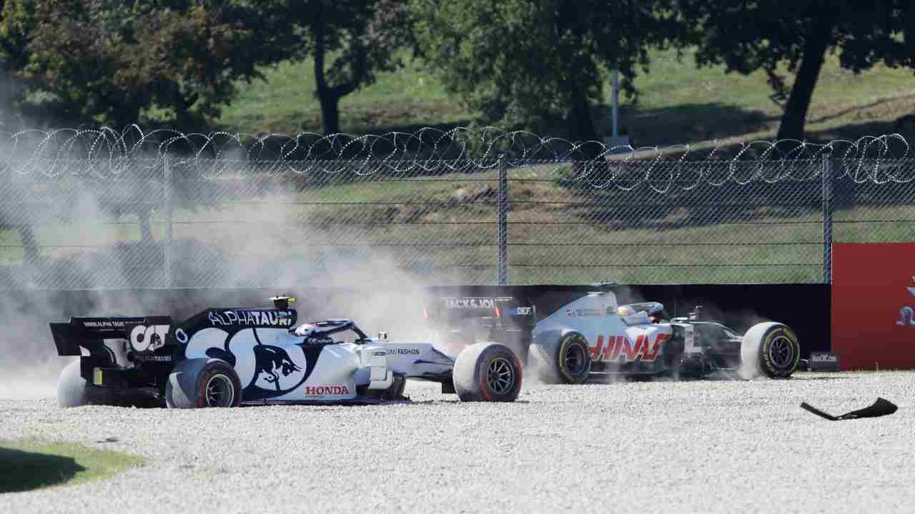 F1 GP Mugello: Giovanazzi tampona Magnussen, incidente in rettilineo | Video