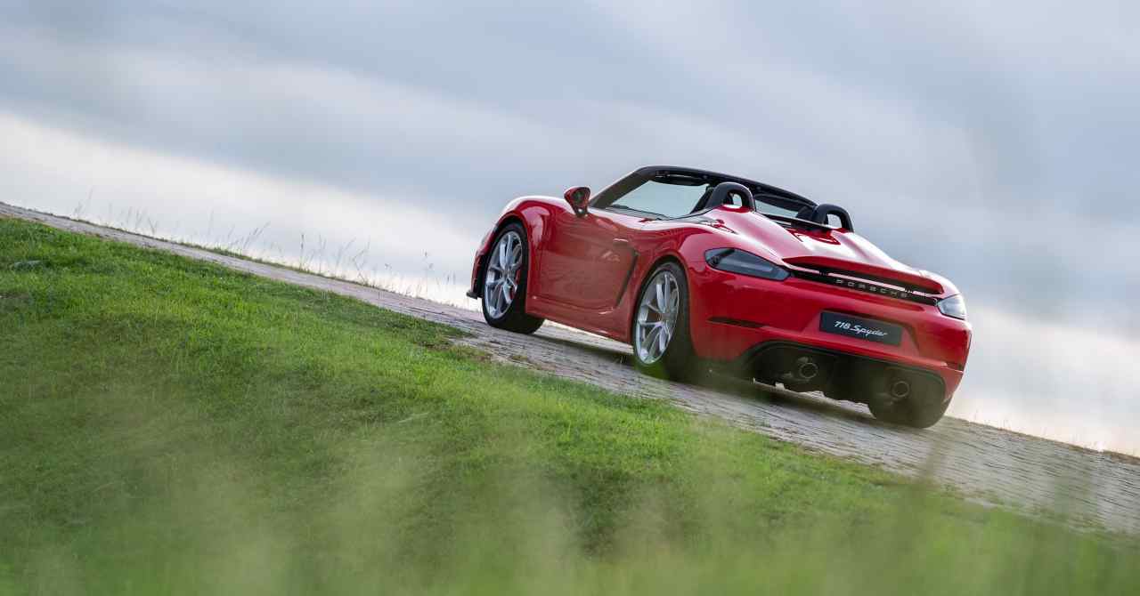 Porsche 718 Spyder, 16enne nel Guinness dei primati: il video dello slalom