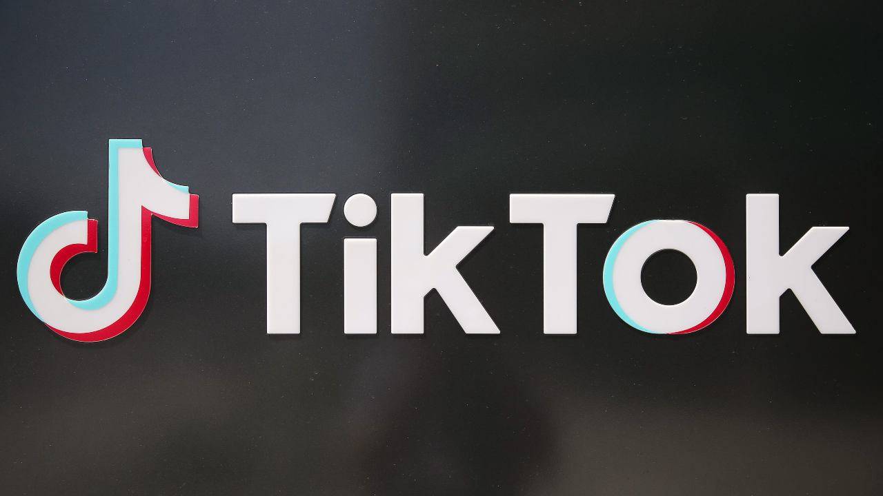 Lanciarsi auto corsa tik tok